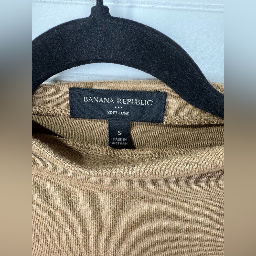 Banana Republic soft luxe camel colored tan sweater. Size Small. - Picture 4 of 4